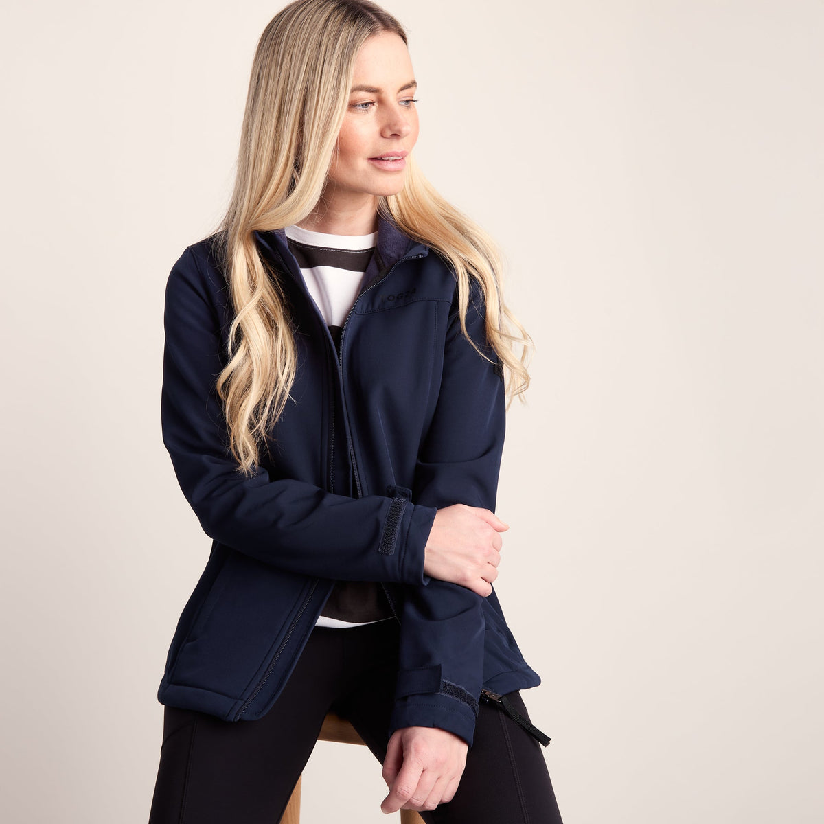Keld Womens Shower Resistant Hooded Softshell Jacket - Navy - Image 4