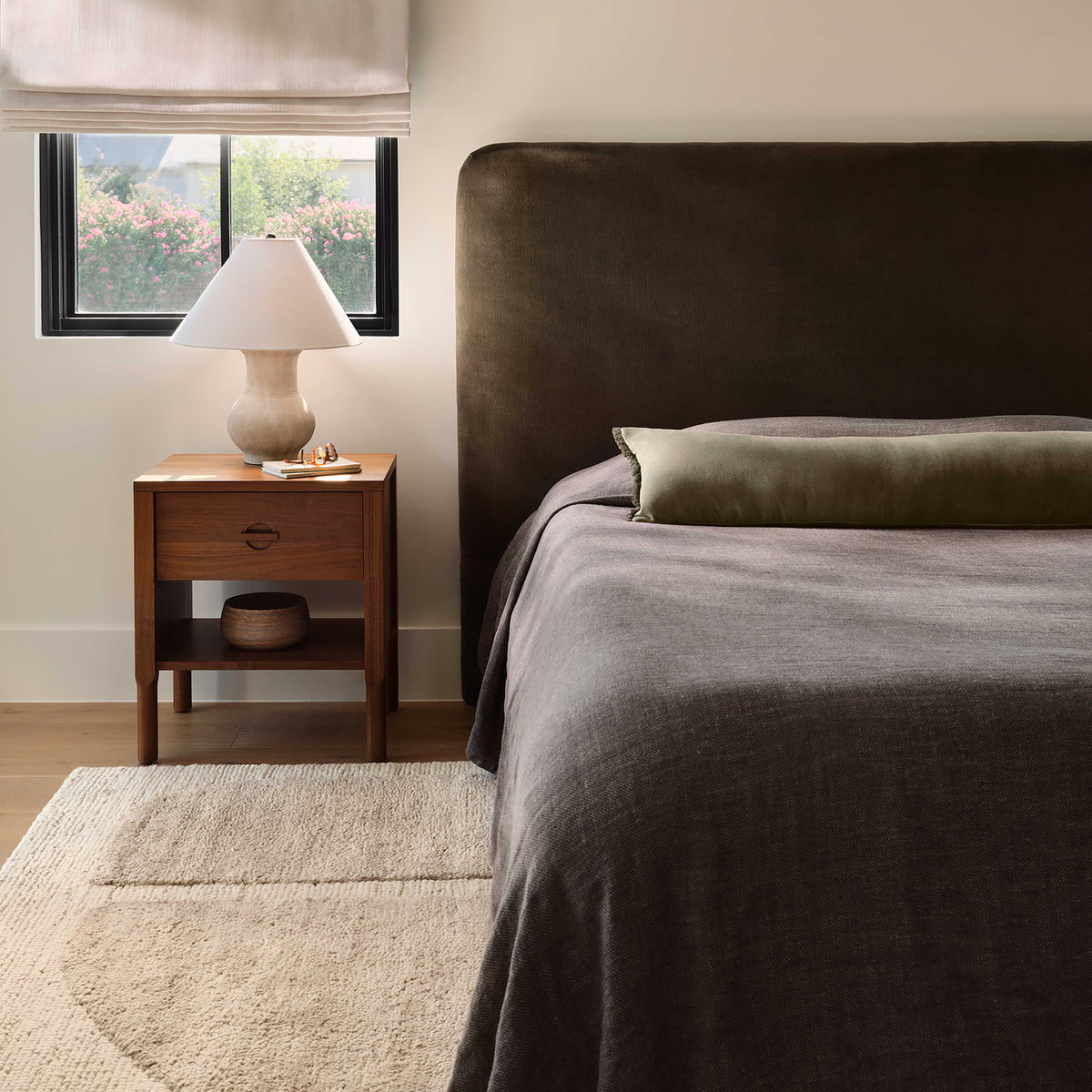 Naveta Velvet Lumbar Pillow - Image 4