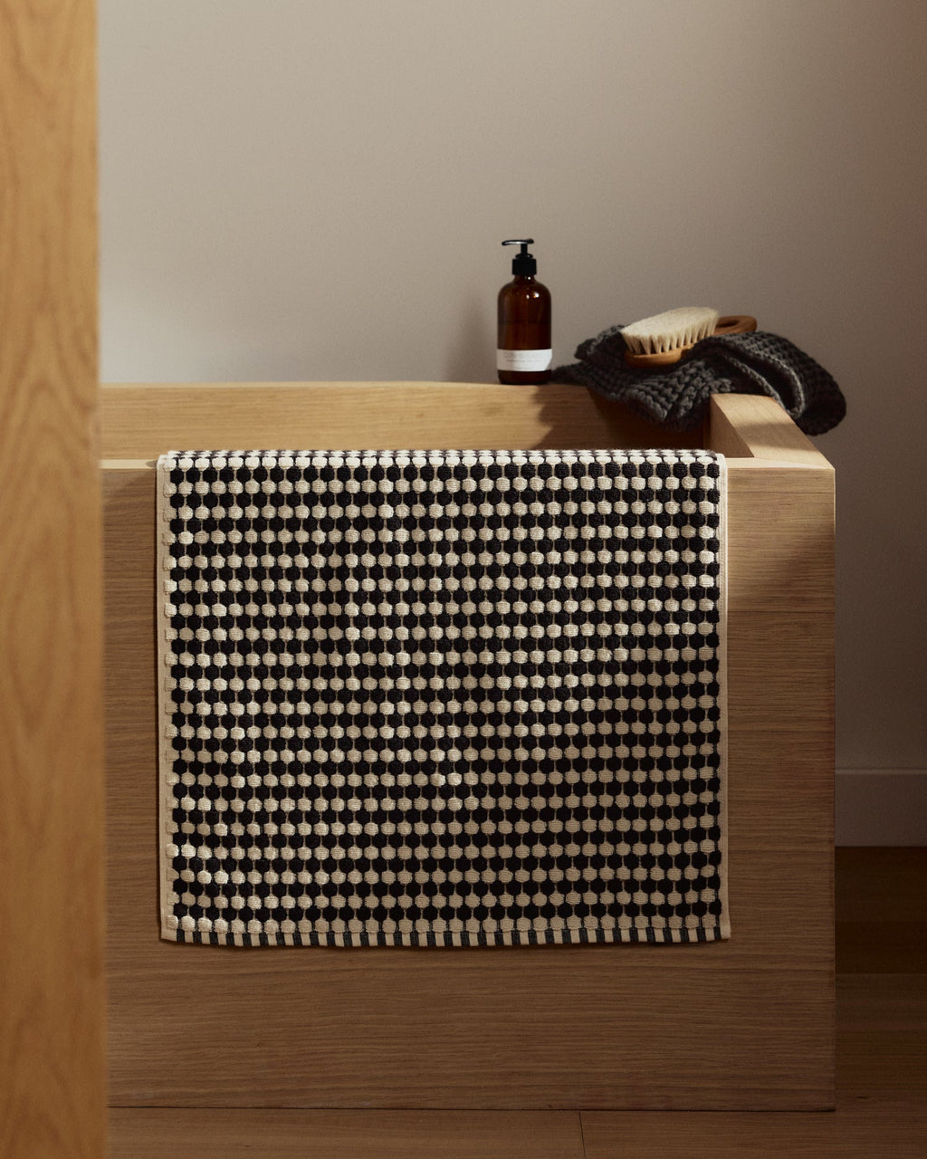 Organic Mosaic Tub Mat (Natural and Onyx) - Image 5