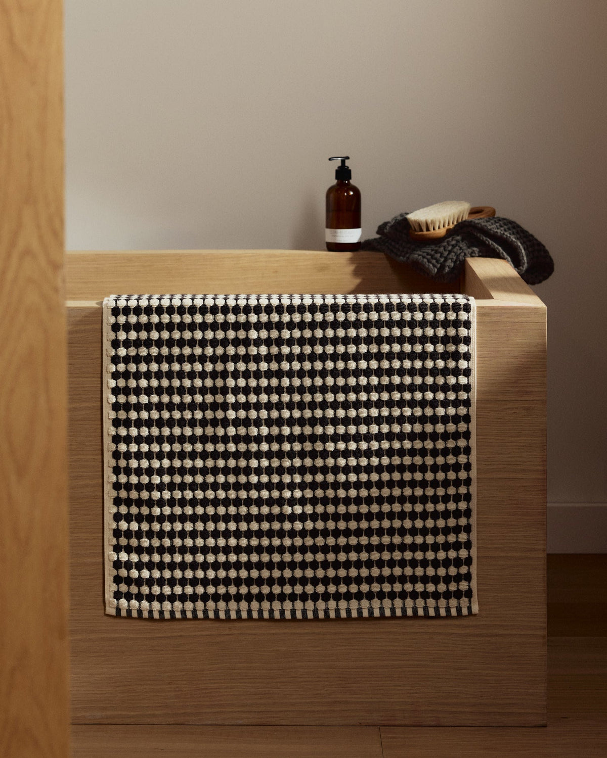 Organic Mosaic Tub Mat (Natural and Onyx) - Image 5