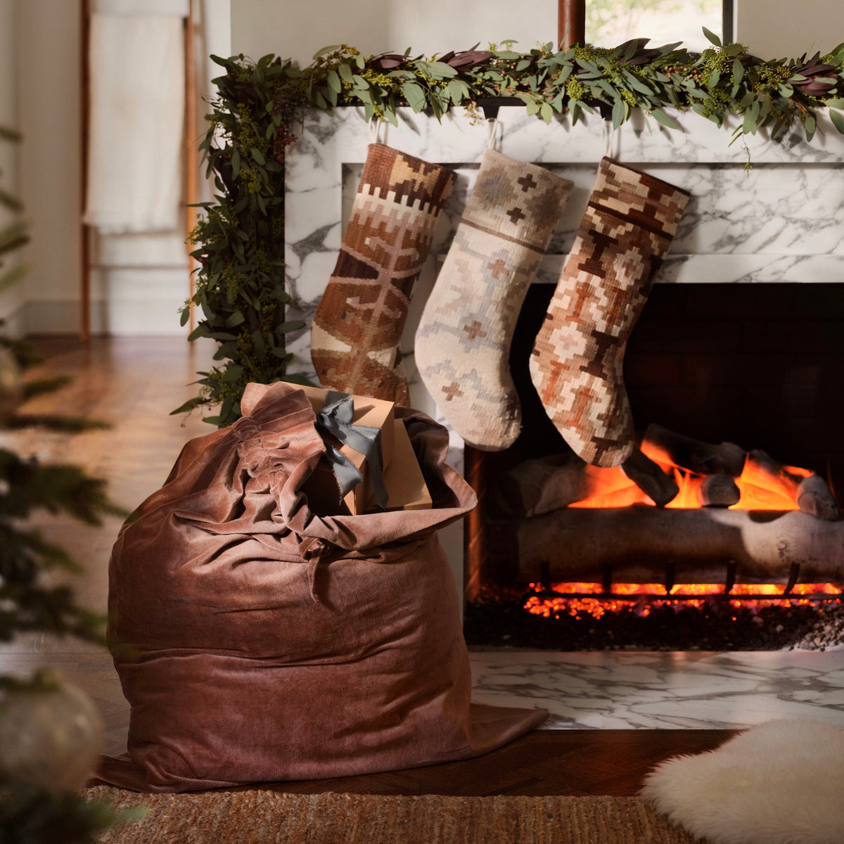 Naveta Velvet Gift Bag - Image 2